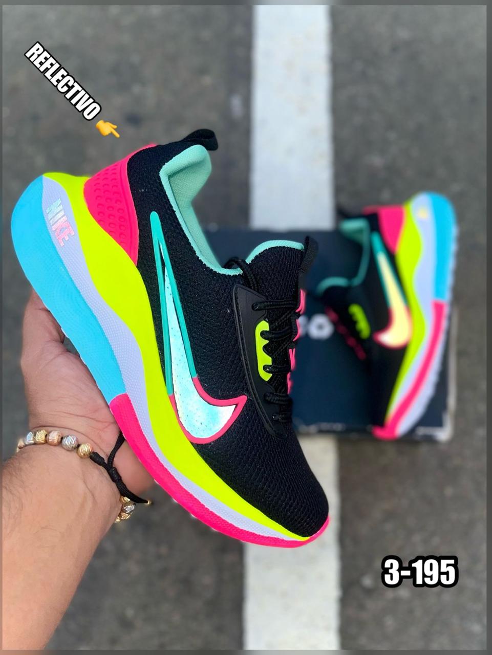 Tenis NK Dama Negro Suela Colores