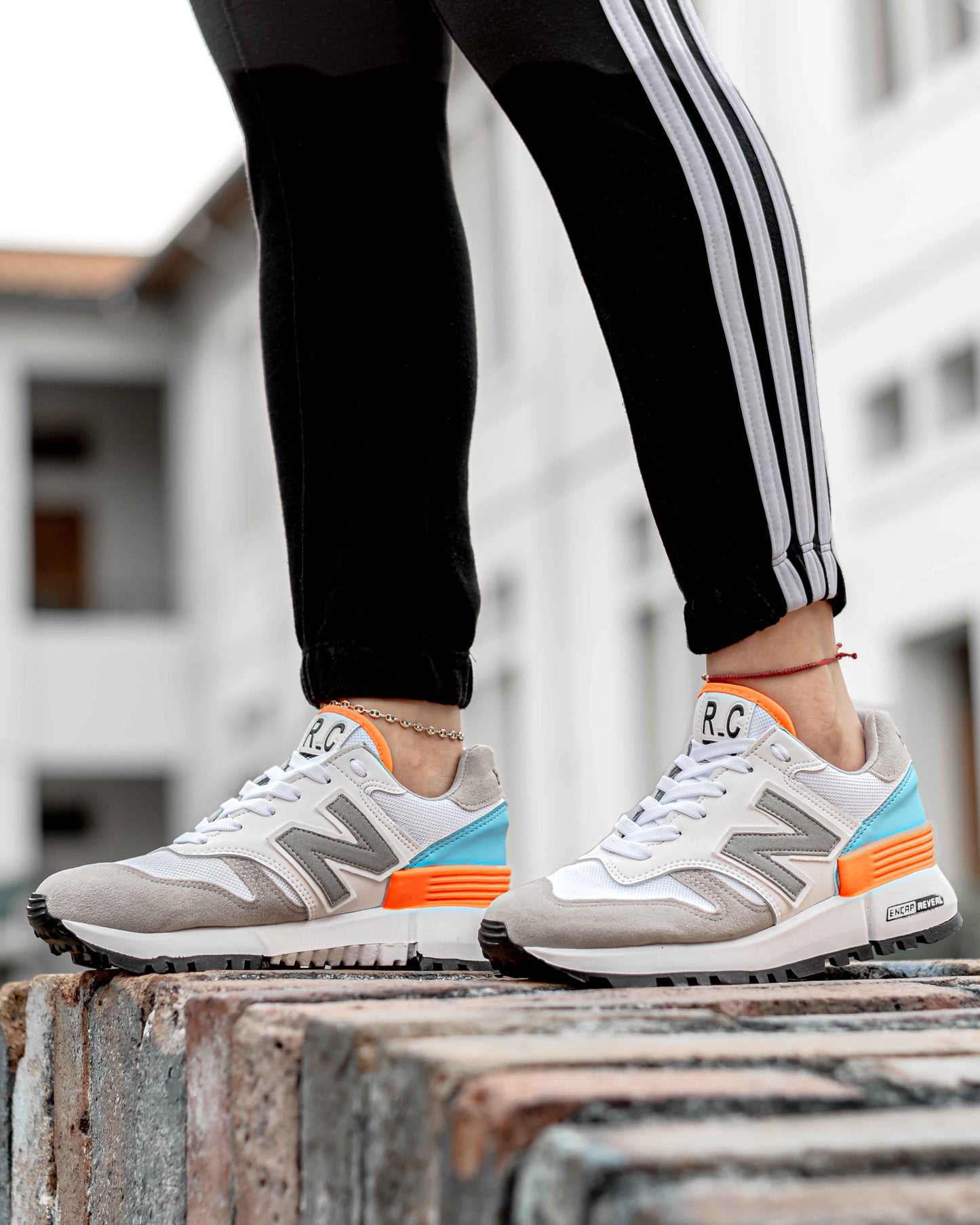 Tenis NB Dama Gris Naranja